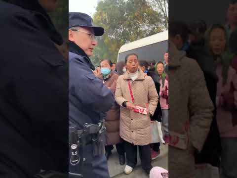 2024年12月20日，四川省成都温江区金马街道，因当地政府准备在村民住宅附近修建火葬场遭遇村民抗议，遭遇匪警维稳暴击