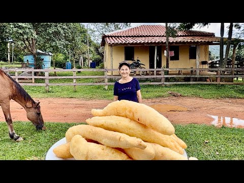 Um dos melhores biscoitos de polvilho frito # com uma boa prosa na roça Minas Gerais…