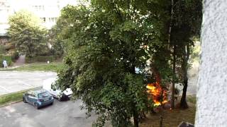 preview picture of video '!POŻAR! Płonący i Wybuchający samochód w Dąbrowie Gorniczej (Os. Mydlice)'