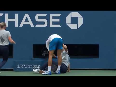 Djokovic squalificato agli Us Open: colpisce una giudice di linea con una pallata