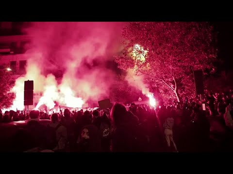 ポーランドでは数千人が中絶へのアクセス制限に抗議する (Thousands protest across Poland against curbs on abortion access)