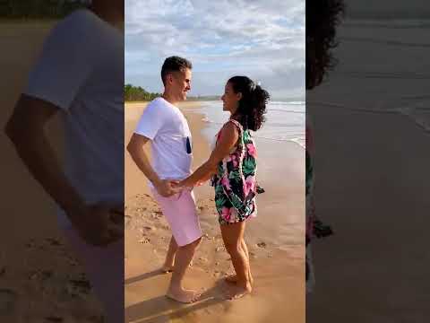Pamela Barrón e Victinho Maia - dançando na praia Guarajuba BA