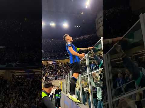 This is what it’s like to celebrate with Lautaro Martinez in front of Inter fans at the San Siro! 🤯