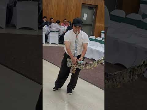 qeej nuj nrws lom hmo