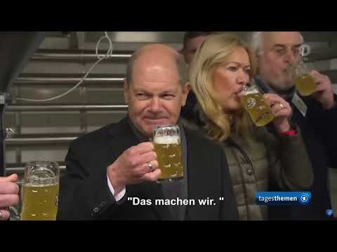 Olaf Scholz (SPD): Trinkt ein Bier bei einer lokalen Brauerei