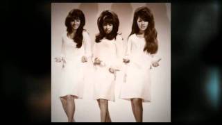THE RONETTES  i saw mommy kissing santa claus