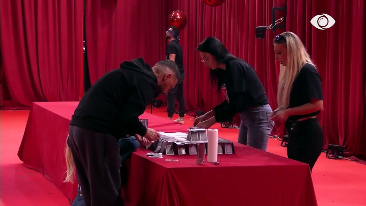 Angelo lidh sytë me shami dhe luan 'futboll' me Stenaldon, Artani i ndihmon