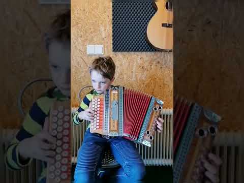 Gabriel spielt den Marsch der Steirer