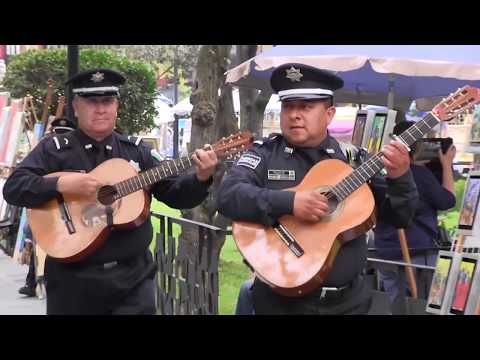 Mariachi de la Policía Federal en el Parque San Jacinto en la Ciudad de México