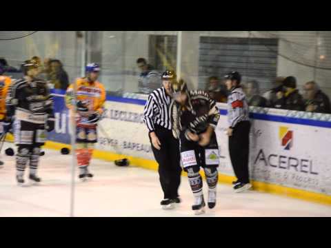 Hockey Fight : Antonin Manavian frappe, ASIAGO vs ROUEN (RHE 76)