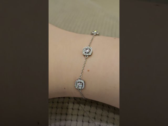 اسوارة باندورا فضية مزينة باحجار زركون