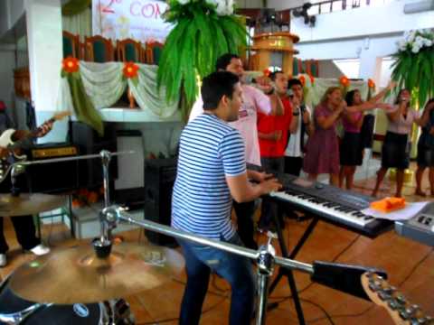 Equipe de Louvor do COMOVEL ministrando no Templo Central.