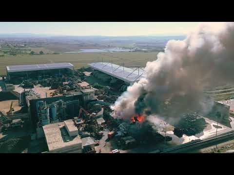 L'incendio nell'area della zona industriale di Gello