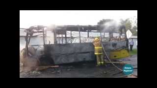 preview picture of video 'Queman bus intermunicipal en la vereda Quinamayó en Santander de Quilichao'