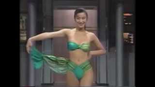 鈴木京香さん　グリーンのセパレーツ水着_パレオをはずす