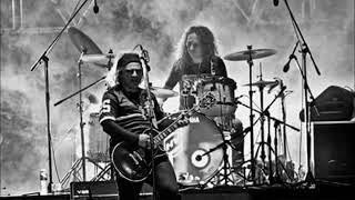 Con el rock en las venas Lyrics English Translation