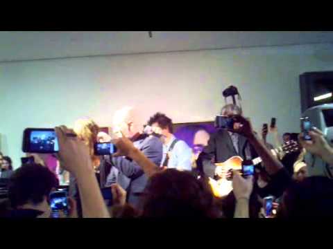 Patti Smith and Michael Stipe perform "Everybody Hurts"