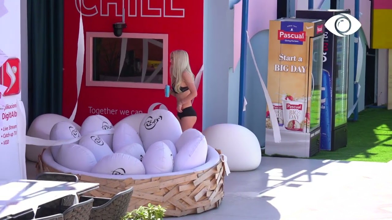 Deamishel nis dënimin, del me të brendshme në oborr