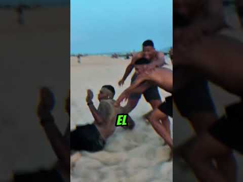 ¡La batalla más loca en la playa! 🏖🔥 #curiosidades #viralshorts #playa