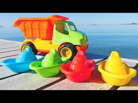 Jeux de sable sur la plage pour enfants. Couleurs en français