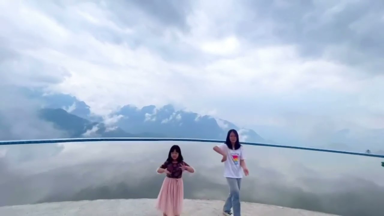 Hai bé gái đáng yêu tạo video tiktok tại Cầu Kính Rồng Mây