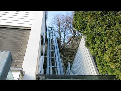 Sehr steiler Schrägaufzug Kabine kommt nach unten - Gersau privat - Hersteller Niederberger