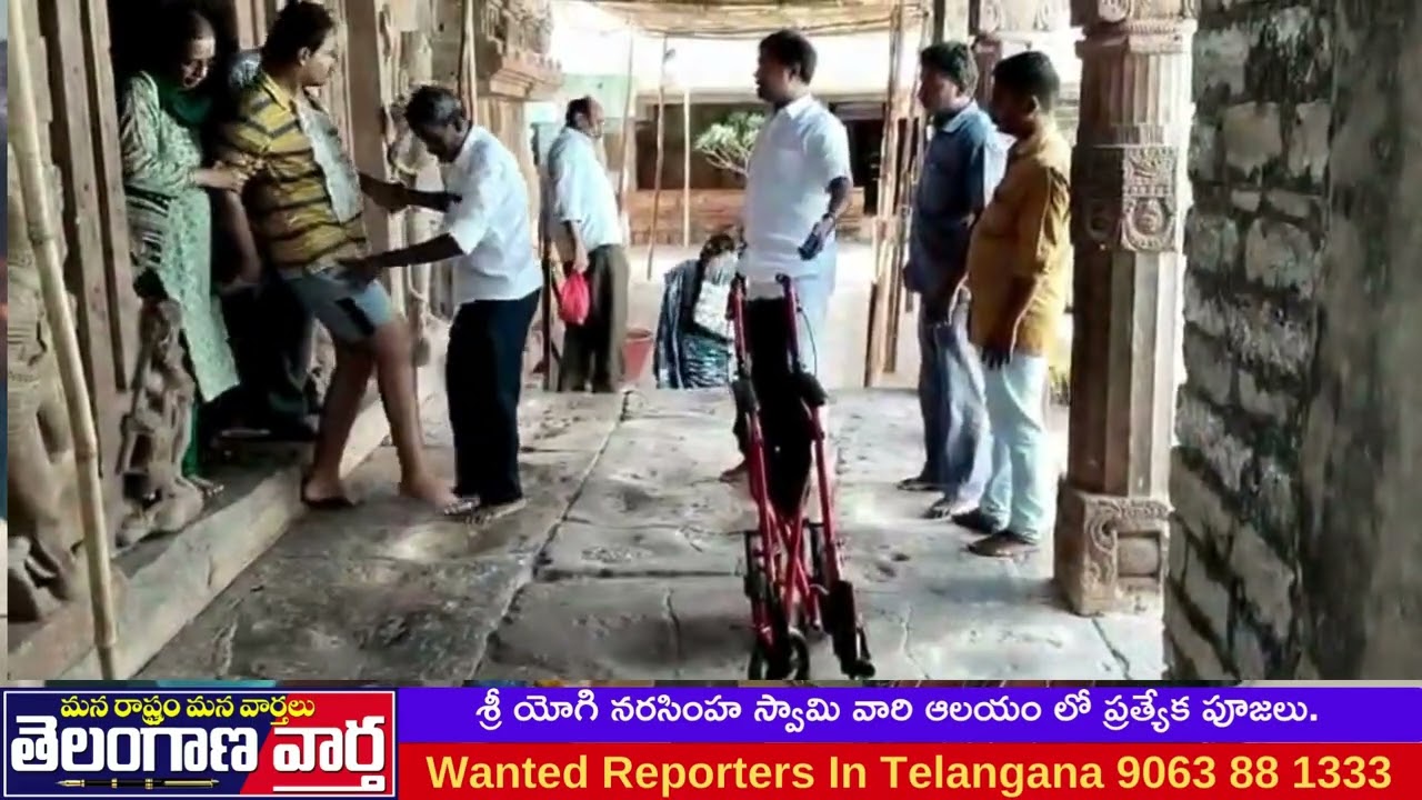 నడవలేక పోతున్న భక్తుడికి సహాయం అందించిన ఇఓ