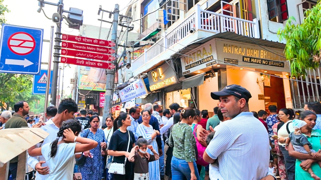 Immersive street-level walking tour through Delhi (Market 25), India, showcasing authentic urban landscapes, local architecture, and the vibrant atmosphere of the city's neighborhoods