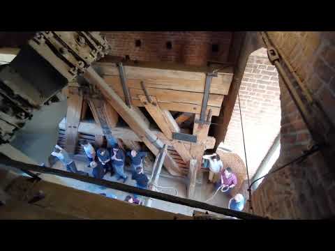 Kraków Dzwon Zygmunta podczas bicia 16 Kwietnia 2023 Święto Bożego Miłosierdzia.