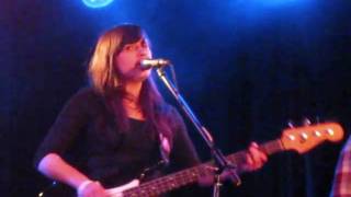 Louise Burns ''Chinook (Sing From The Valley of Doubt)'' (Live)