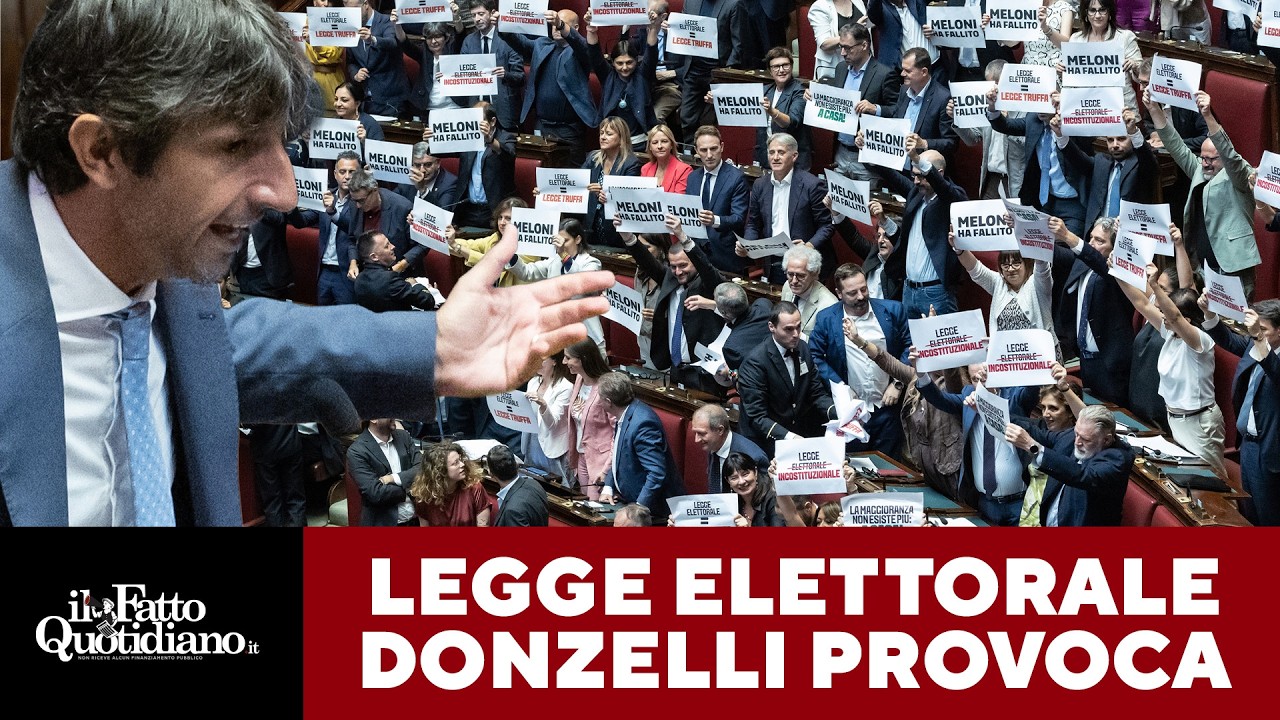 “Vigliacchi, avete tradito il popolo!”: Donzelli accusa, le opposizioni insorgono coi cartelli