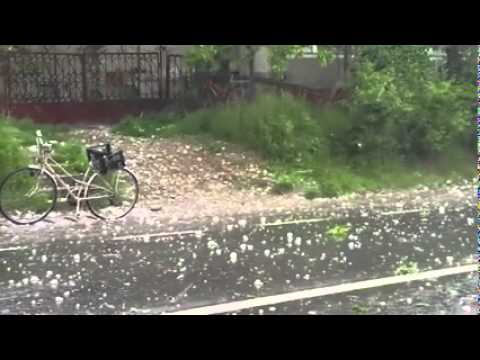 Anna Lesko  surprinsa de grindina in Supuru de Jos