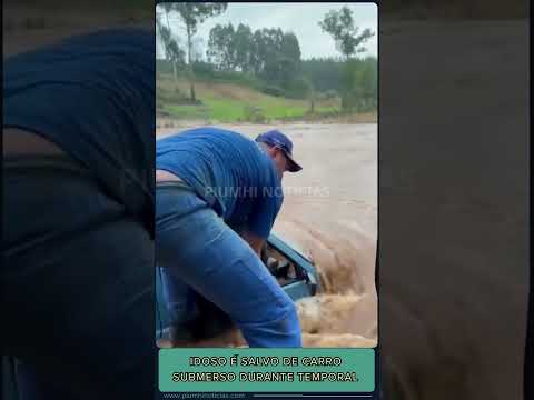 Idoso é salvo de carro submerso durante temporal