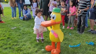 Elennita rompiendo la piñata.