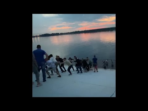 Video: Dutzende Menschen retten Frau vor Ertrinken