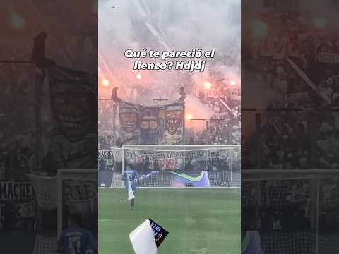 "EL PICANTE LIENZO DE LA GARRA BLANCA EN EL SUPERCLASICO  #colocolo #gb #garrablanca #futbolchileno" Barra: Garra Blanca &bull; Club: Colo-Colo