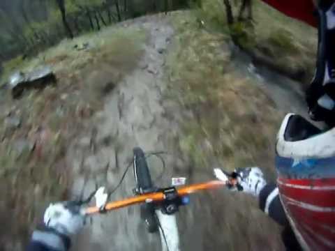 Mountain bike Downhill sul monte Tramazzo, Tredozio (FC). Pista molto bagnata.