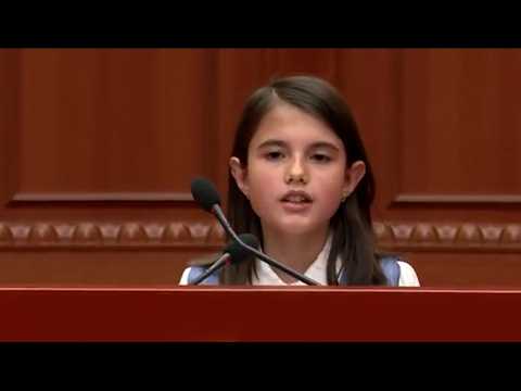 Ambra Alimeta, 12-vjeçarja që çuditi deputetët e Parlamentit me fjalimin e saj