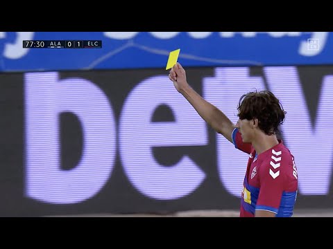 Kurios: Schiedsrichter bekommt gelbe Karte gezeigt! | DAZN