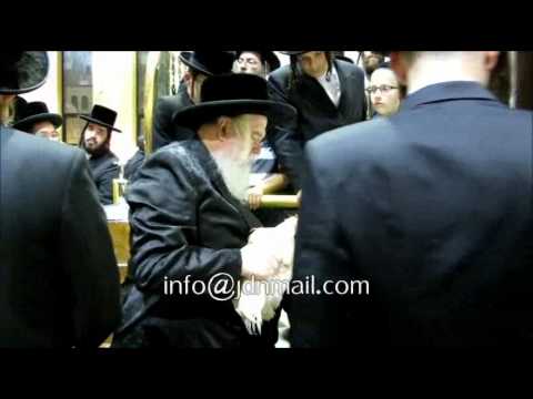 Munkatch Rebbe Doing Kaporos - 5775