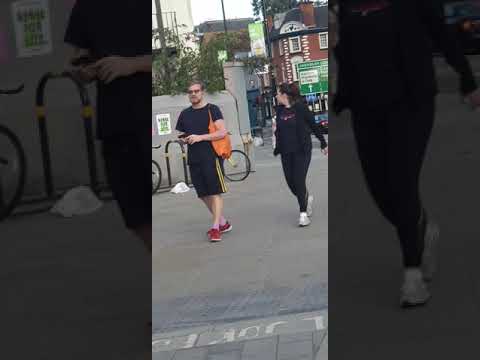 Bike thief trying to steal a Cube bike in Highbury London   23rd August 2021