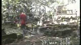 preview picture of video 'Gali Kubur korban Gempa  Bantul - Yogyakarta 27 Mei 2006 bag.12b didusun Telan'