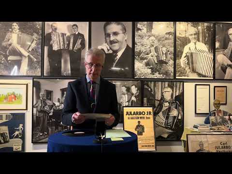 Håkan Pettersson underhåller från museet. Fredagslåten 6/2