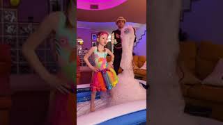 Giorgia si scatena con il nuovo ballo di Tik Tok in piscina piena di bolle! #salvoegiorgia #shorts