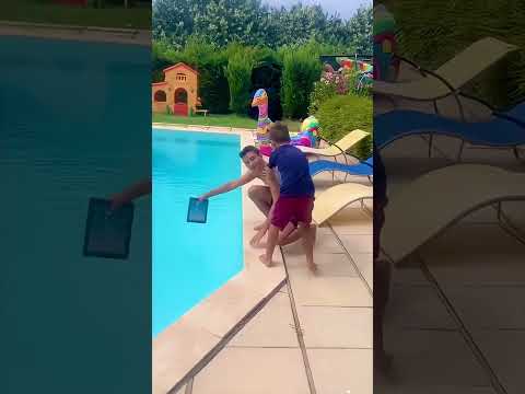 Néo jette l'iPad de Swan dans la piscine ! (Meilleur Prank)