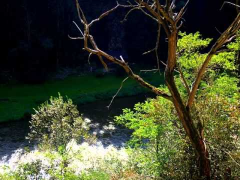 Ještě spí chata na skále nad řekou