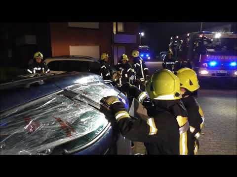 Technische Rettung: PKW liegt auf der Seite