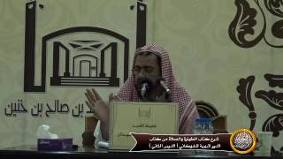 صورة من آداب قضاء الحاجة عدم رفع الثوب إلا اذا دنى من الأرض