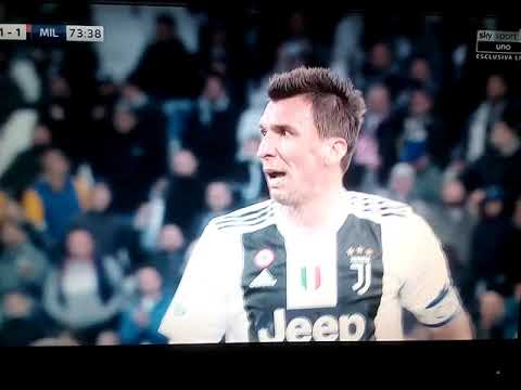 Musacchio stende Mandzukic e l'arbitro lo grazia