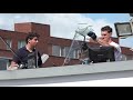 Binnenvaartschip verliest stuurhut na botsing tegen Beukelsbrug